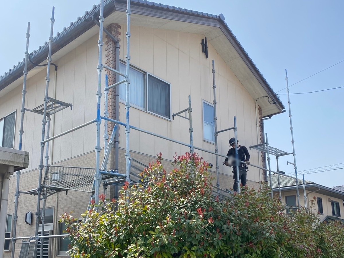 職人による頑丈なビケ足場の組み立て作業