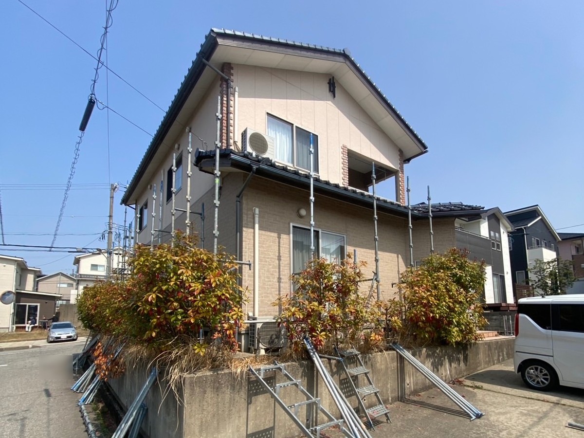 昇降階段・安全設備を備えた足場架設完了